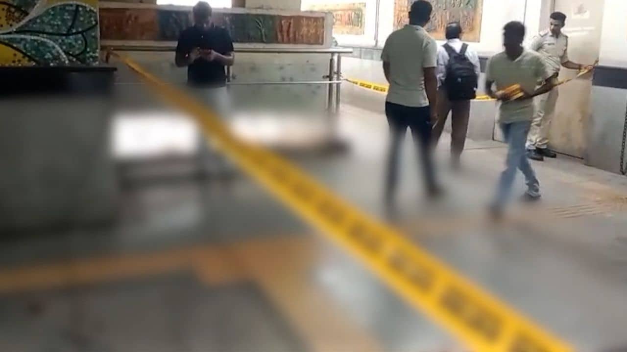 Dakshineswar Metro Station: ছুরি হাতে দক্ষিণেশ্বর মেট্রো স্টেশনে স্কুল পড়ুয়া! শুরু হইচই, ঝরল রক্ত