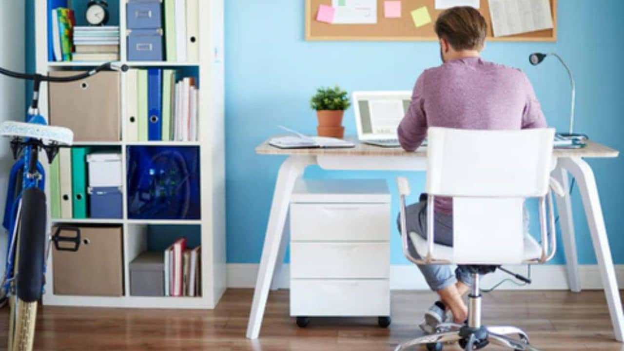 Knee Pain: ডেস্কে বসে কাজ করে করেই বাড়ছে হাঁটুর সমস্যা! কীভাবে তা থেকে মুক্তি পাবেন?