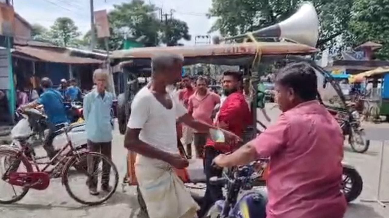 Jalpaiguri: দীর্ঘদিন ধরে ব্যাঙ্কে তালা, পুজোর মুখে তুলতে পারছেন না লক্ষ্মীর ভান্ডার-বৃদ্ধ ভাতার টাকা, ক্ষোভে ফুঁসছেন গ্রাহকরা Jalpaiguri: দীর্ঘদিন ধরে ব্যাঙ্কে তালা, পুজোর মুখে তুলতে পারছেন না লক্ষ্মীর ভান্ডার-বৃদ্ধ ভাতার টাকা, ক্ষোভে ফুঁসছেন গ্রাহকরা