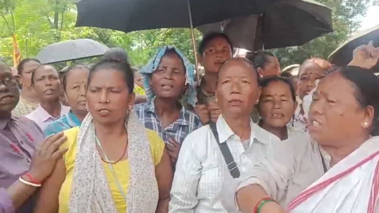Dhupguri: মাত্র ৮ শতাংশ দিয়েছে, ২০ শতাংশ বোনাসের দাবিতে বিক্ষোভে চা শ্রমিকরা Dhupguri: মাত্র ৮ শতাংশ দিয়েছে, ২০ শতাংশ বোনাসের দাবিতে বিক্ষোভে চা শ্রমিকরা