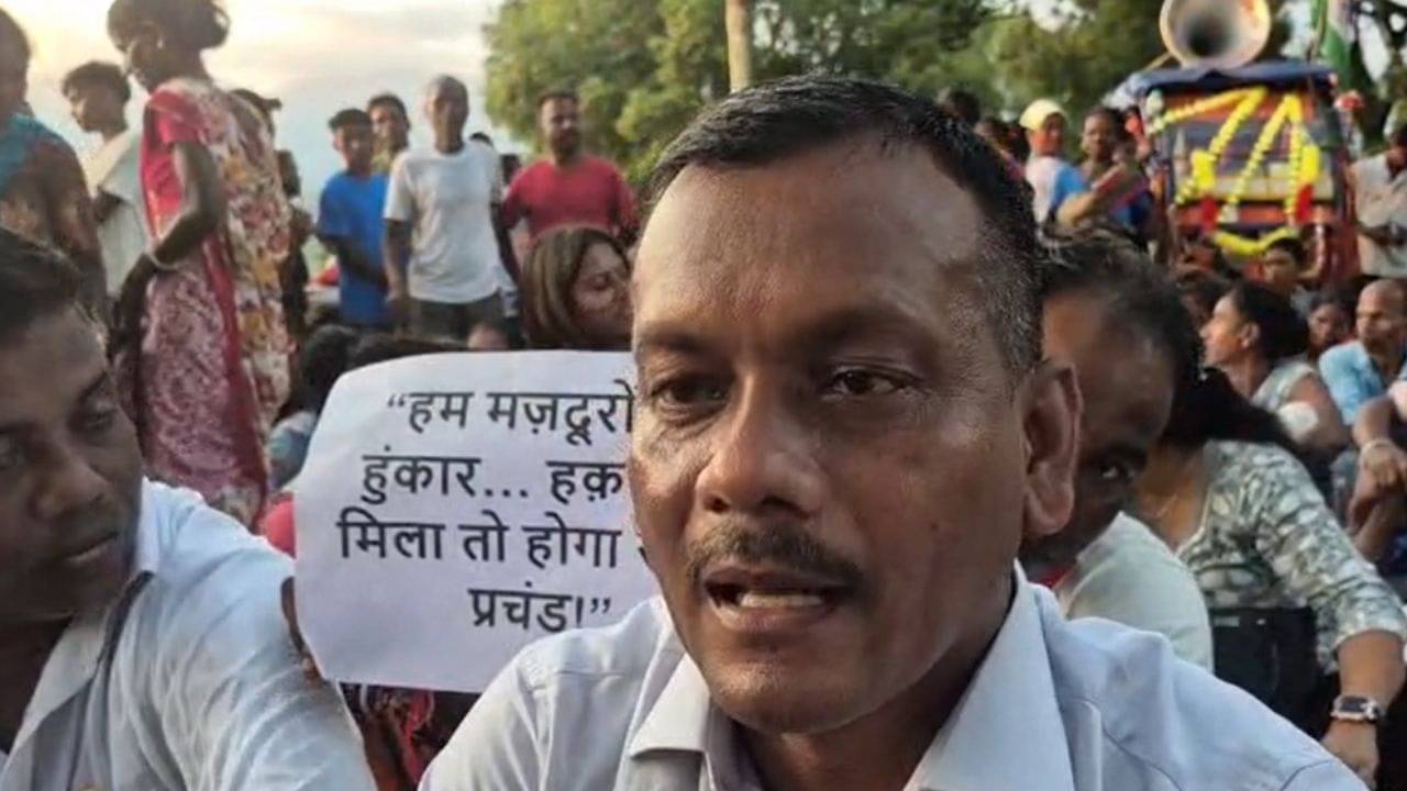 Malbazar: চা শ্রমিকদের বোনাসের দাবিতে রাস্তা অবরোধ, পথে বিধায়কও