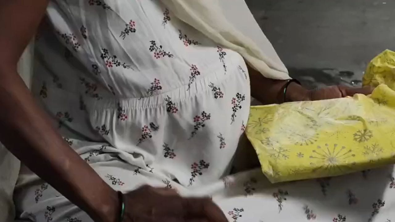 Dhupguri: বিধবা ন'মাসের অন্তঃসত্ত্বা, বিপাকে স্বাস্থ্য দফতর Dhupguri: বিধবা ন'মাসের অন্তঃসত্ত্বা, বিপাকে স্বাস্থ্য দফতর