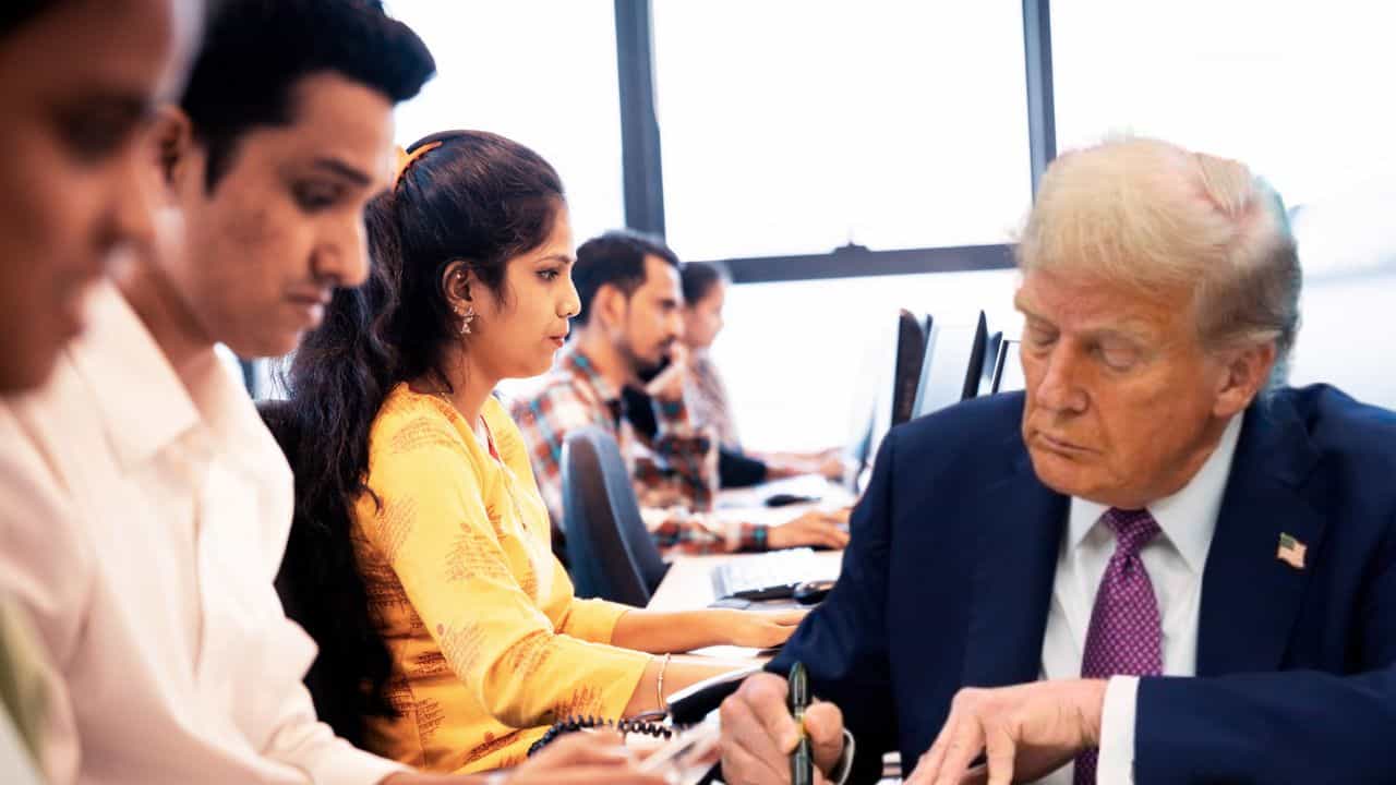 Donald Trump: আমেরিকার কোপ! বন্ধ হবে ভারতের সব 'কল সেন্টার'? চিন্তায় IT সেক্টর Donald Trump: আমেরিকার কোপ! বন্ধ হবে ভারতের সব 'কল সেন্টার'? চিন্তায় IT সেক্টর