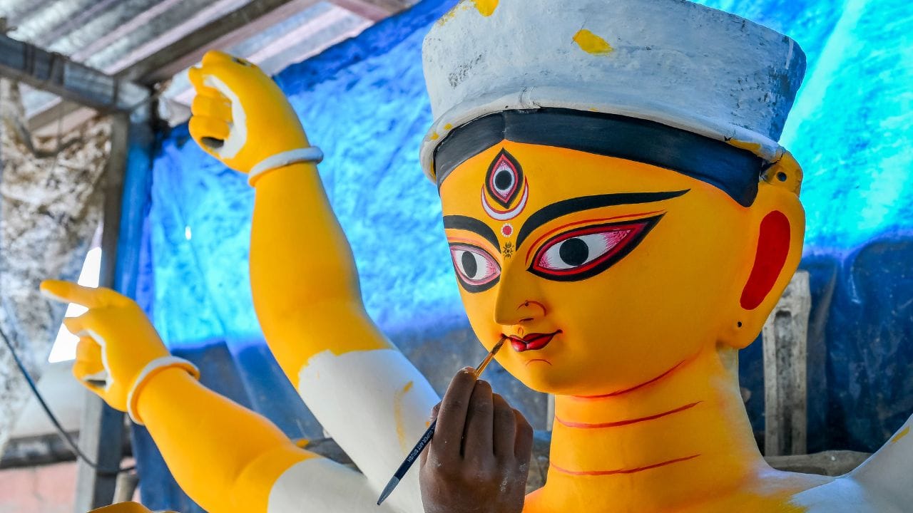 Durga Puja Economy: ৪০ হাজার কোটির ব্যবসা, লক্ষাধিক কর্মসংস্থান! বাংলার অর্থনীতিকে কীভাবে বাঁচিয়ে রাখে দুর্গাপুজো? Durga Puja Economy: ৪০ হাজার কোটির ব্যবসা, লক্ষাধিক কর্মসংস্থান! বাংলার অর্থনীতিকে কীভাবে বাঁচিয়ে রাখে দুর্গাপুজো?
