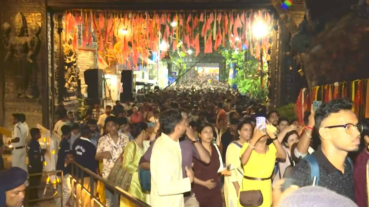 Durga Puja Panchami: পঞ্চমীর সন্ধ্যায় মাতোয়ারা কলকাতা, মণ্ডপে মণ্ডপে দর্শনার্থীদের ঢল