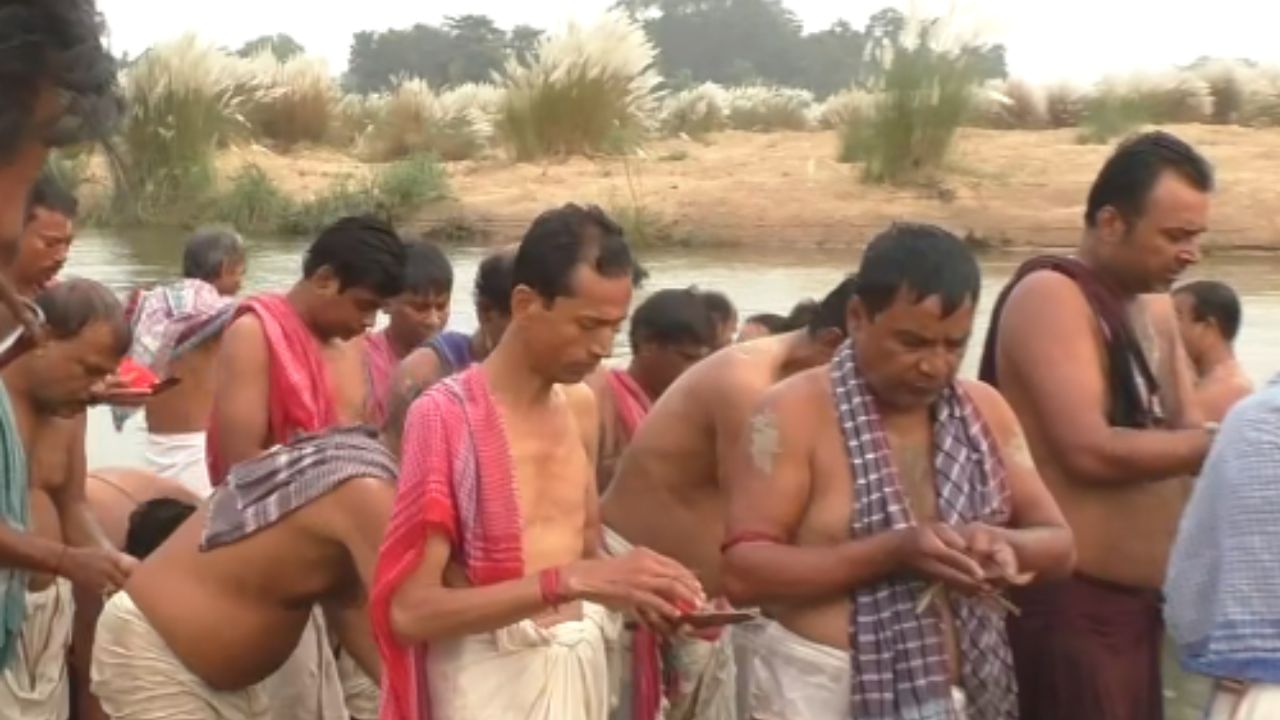 Durga Puja 2025: সূচনা দেবীপক্ষের, মহালয়ার ভোরে ঘাটে-ঘাটে চলছে তর্পণ, নজরদারি রাখতে উড়ছে ড্রোন Durga Puja 2025: সূচনা দেবীপক্ষের, মহালয়ার ভোরে ঘাটে-ঘাটে চলছে তর্পণ, নজরদারি রাখতে উড়ছে ড্রোন