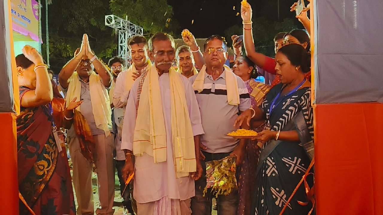 Durga Puja: মমতা-অমিত শাহ নন, পুজোর উদ্বোধন হল রিক্সা-চালকের হাতে