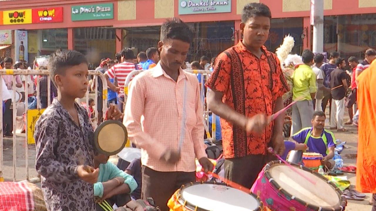 Durga Puja 2025: পুজোয় কি বৃষ্টি ভোগাবে? শঙ্কায় ঢাকিরাও