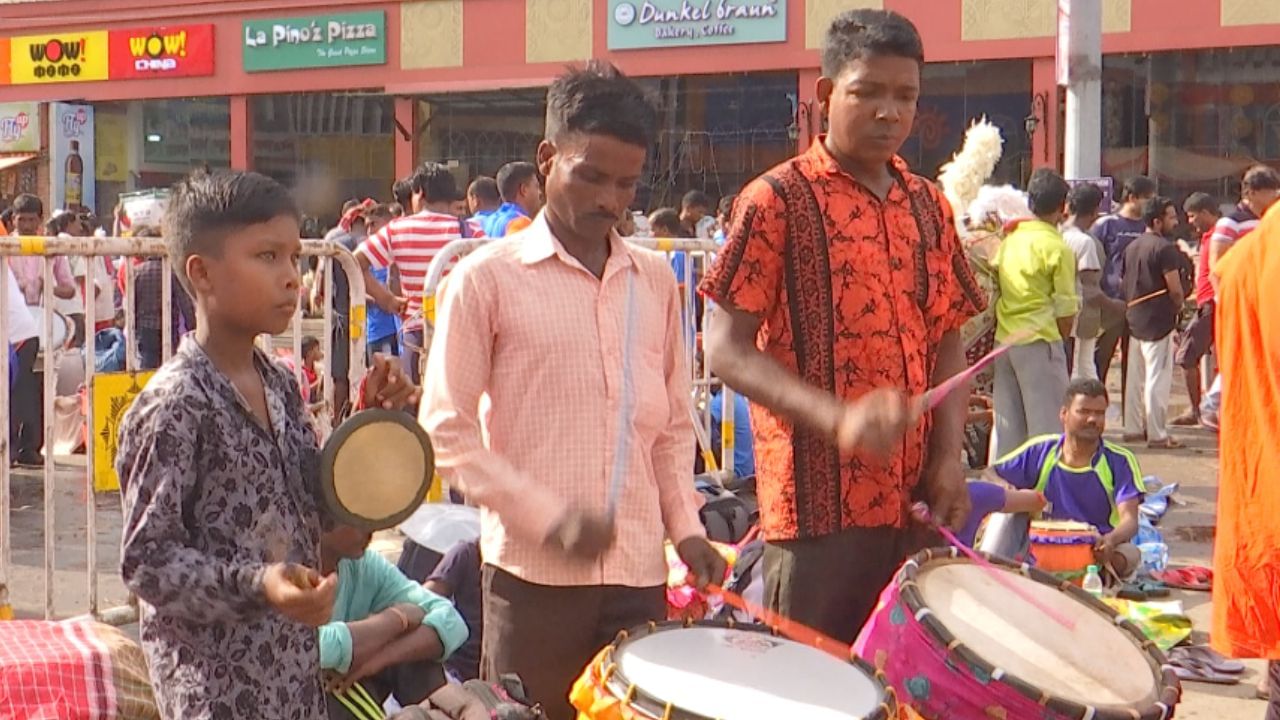 Durga Puja 2025: পুজোয় কি বৃষ্টি ভোগাবে? শঙ্কায় ঢাকিরাও Durga Puja 2025: পুজোয় কি বৃষ্টি ভোগাবে? শঙ্কায় ঢাকিরাও