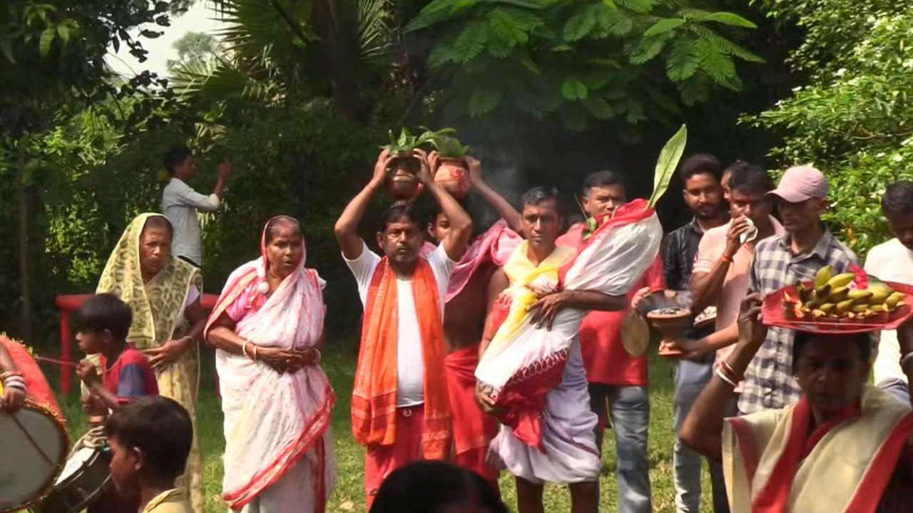 Durga Puja in Mahalaya: মহালয়াতেই সপ্তমী-অষ্টমী-নবমীর পুজো, একদিনেই বিসর্জন! এমনটাই হচ্ছে বাংলার এই পুজোয় Durga Puja in Mahalaya: মহালয়াতেই সপ্তমী-অষ্টমী-নবমীর পুজো, একদিনেই বিসর্জন! এমনটাই হচ্ছে বাংলার এই পুজোয়