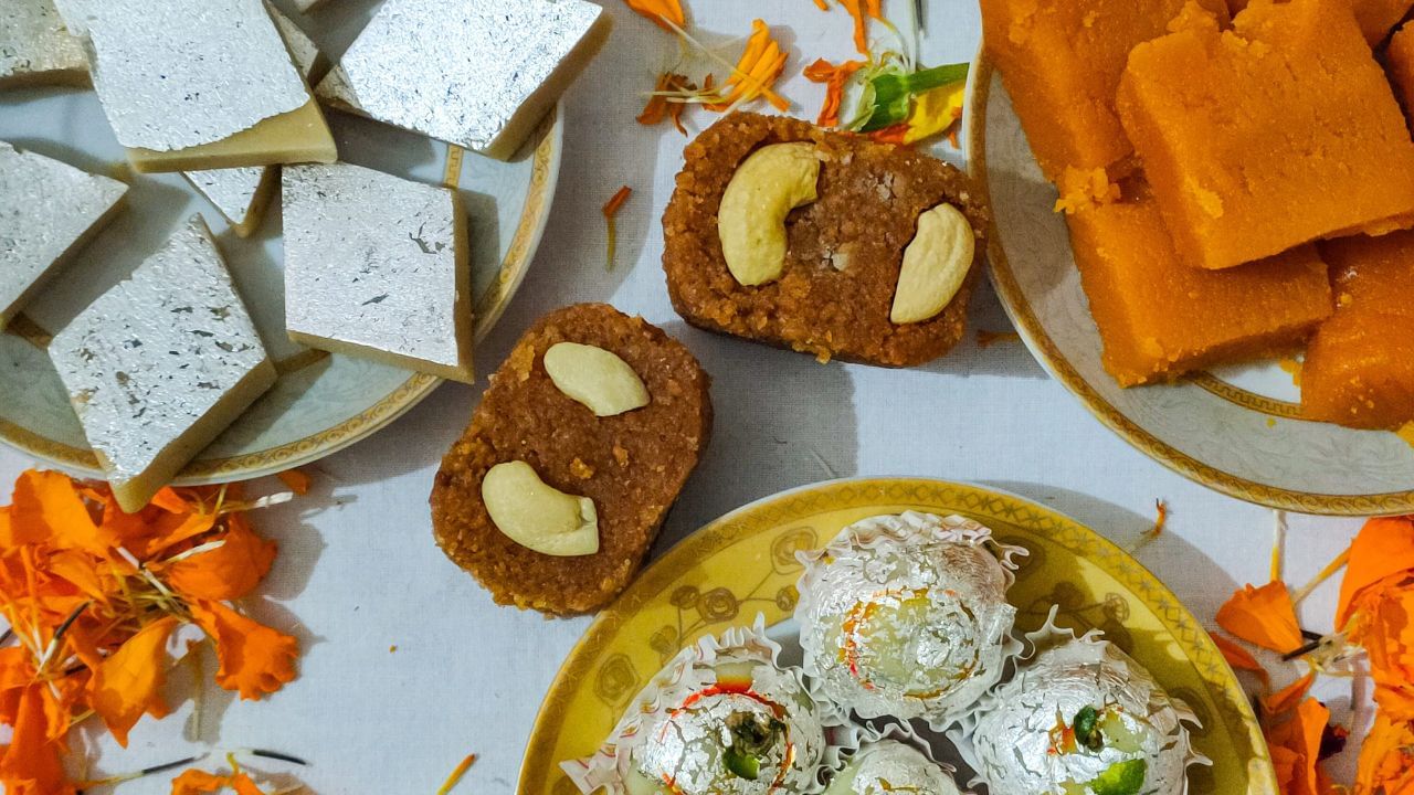 Durga Puja Special Recipe: দুর্গাপুজোর আগে এই উপায়ে বাড়িতে বানান সুস্বাদু মিষ্টি, অতিথিরা মুখে দিলেই চমকে যাবে! Durga Puja Special Recipe: দুর্গাপুজোর আগে এই উপায়ে বাড়িতে বানান সুস্বাদু মিষ্টি, অতিথিরা মুখে দিলেই চমকে যাবে!