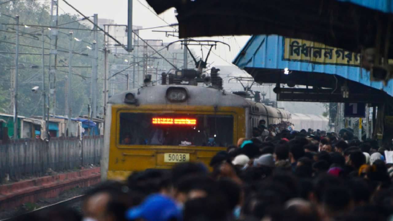 Durga Puja Special Train: পুজো রাতভর চলবে স্পেশ্যাল লোকাল, কখন কোথা থেকে পাওয়া যাবে জেনে নিন