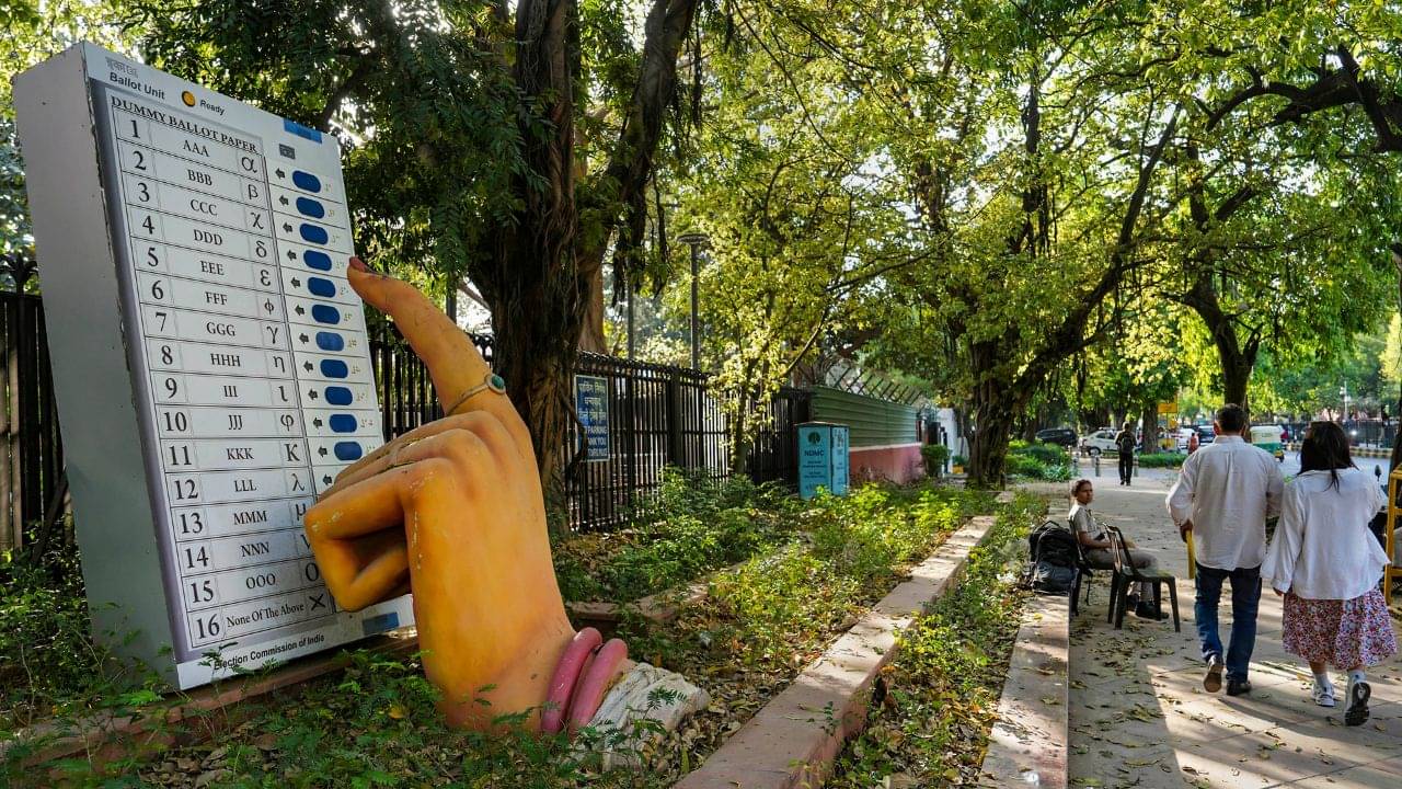 SIR in States: নদিনের মধ্যেই শেষ করতে হবে প্রস্তুতি! সিইও বৈঠকে SIR নিয়ে সময় বেঁধে দিল কমিশন