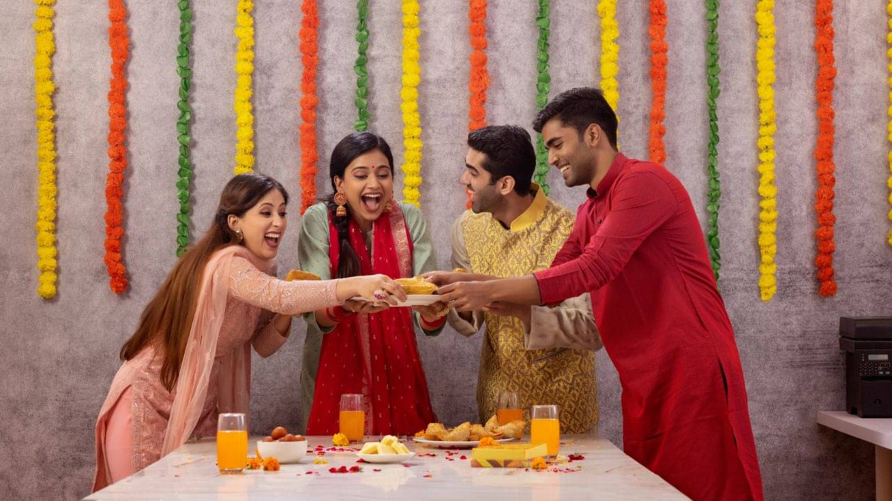 Durga Puja 2025: পুজোর ভুরিভোজে আনন্দ নষ্ট করবেন না, পেট ঠিক রাখতে মানুন এই নিয়ম