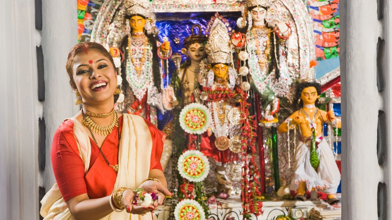 Makeup Tips: পুজোয় বৃষ্টিতে ভিজলেও আর মেকআপ ধুয়ে গলবে না, টিপস বলে দিলেন ডাক্তার Makeup Tips: পুজোয় বৃষ্টিতে ভিজলেও আর মেকআপ ধুয়ে গলবে না, টিপস বলে দিলেন ডাক্তার