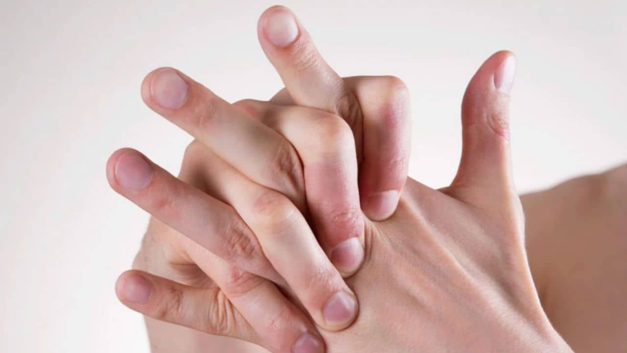 Finger Cracking: যখন তখন আঙুল মটকাচ্ছেন? জানুন কোন বিপদ ডেকে আনছেন