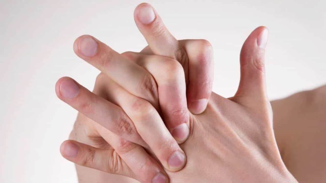 Finger Cracking: যখন তখন আঙুল মটকাচ্ছেন? জানুন কোন বিপদ ডেকে আনছেন Finger Cracking: যখন তখন আঙুল মটকাচ্ছেন? জানুন কোন বিপদ ডেকে আনছেন