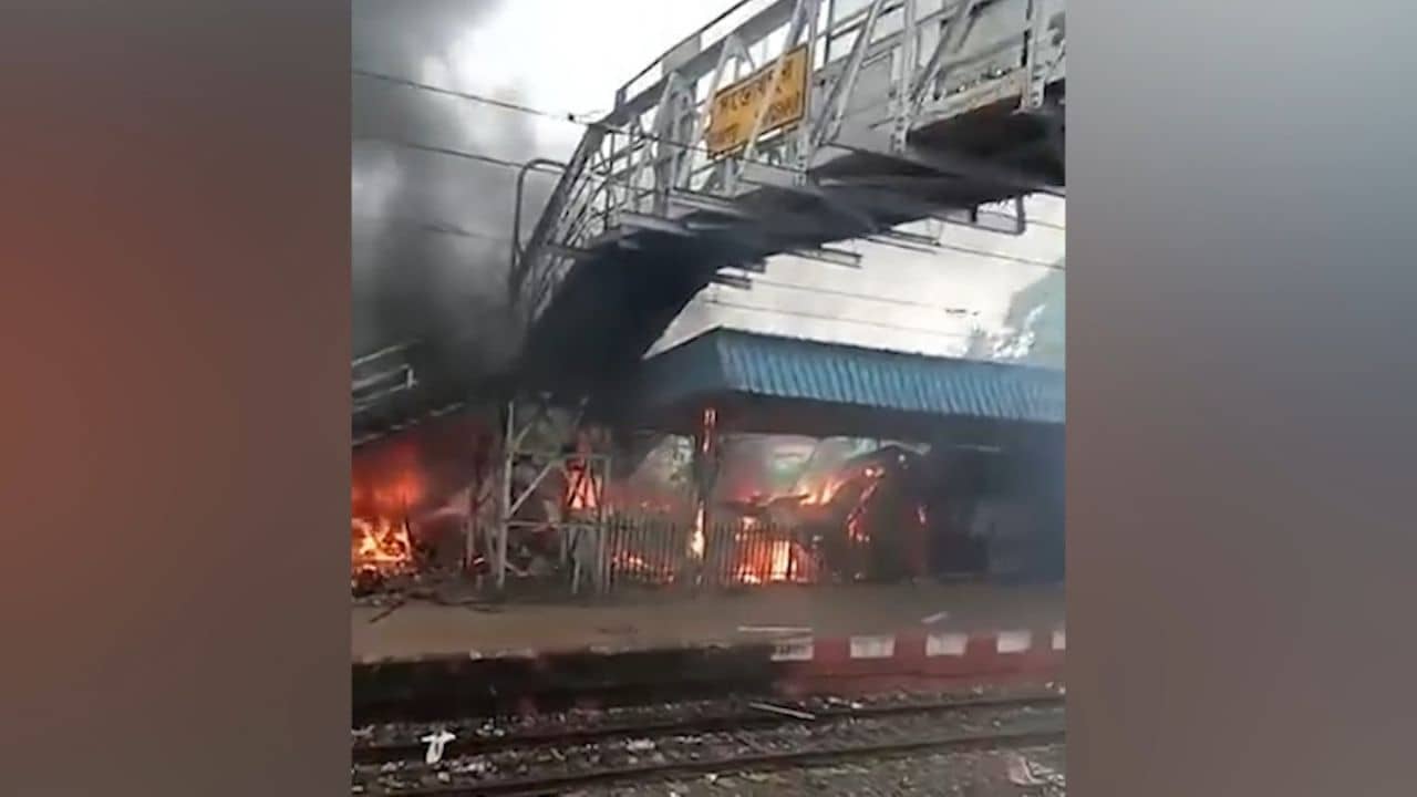 Santoshpur Fire News: পুড়ে ছাই ১২টি দোকান! বিধ্বংসী আগুন গিলে খেল সন্তোষপুর স্টেশন চত্বর