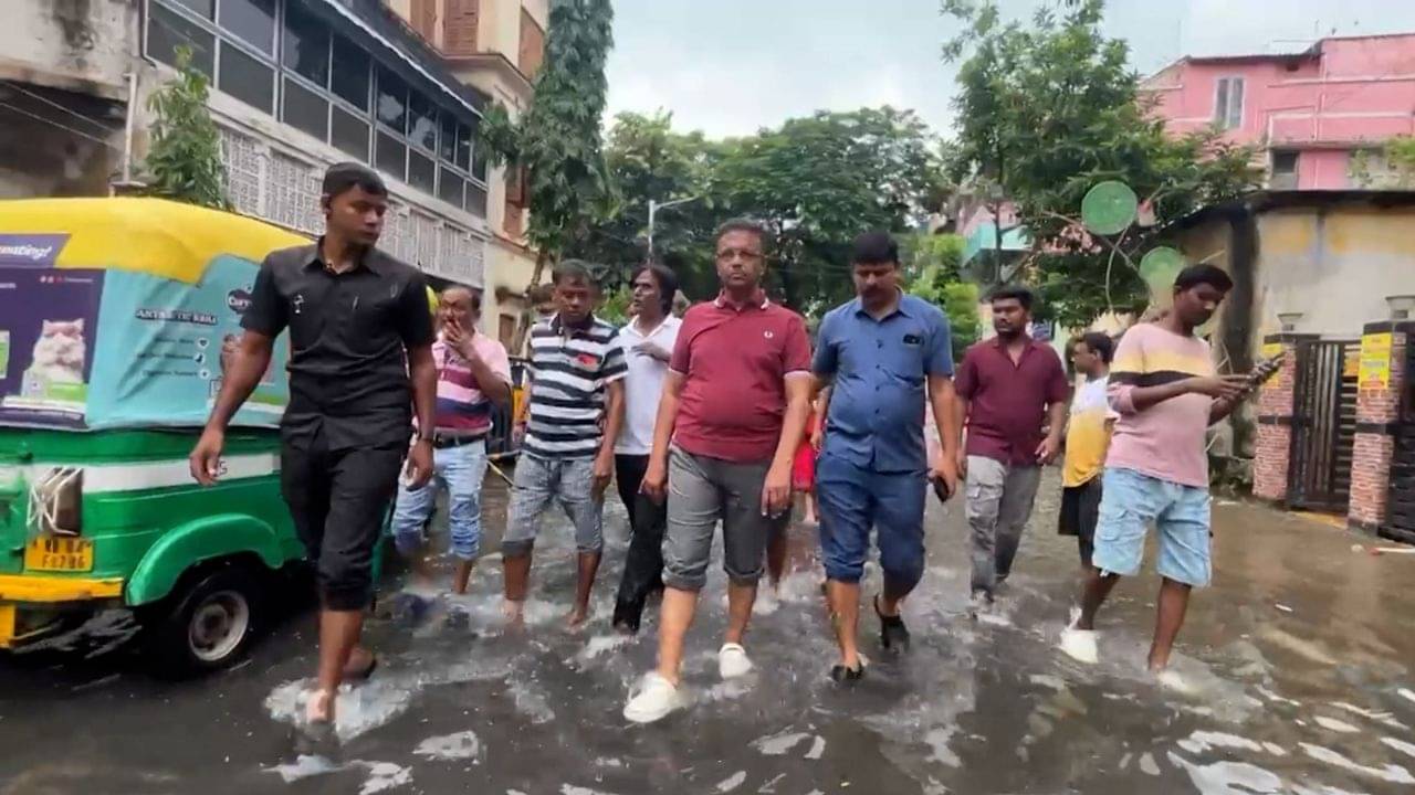 Firhad Hakim: ‘ব্যাক ফ্লো করছে জল’, পরিস্থিতি নিয়ন্ত্রণে বলেও অসহয়তা বোঝালেন ফিরহাদ হাকিম