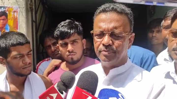 'রেফারিকে নিরপেক্ষ হতে হবে, নাহলে মুস্কিল', বলছেন ফিরহাদ 'রেফারিকে নিরপেক্ষ হতে হবে, নাহলে মুস্কিল', বলছেন ফিরহাদ