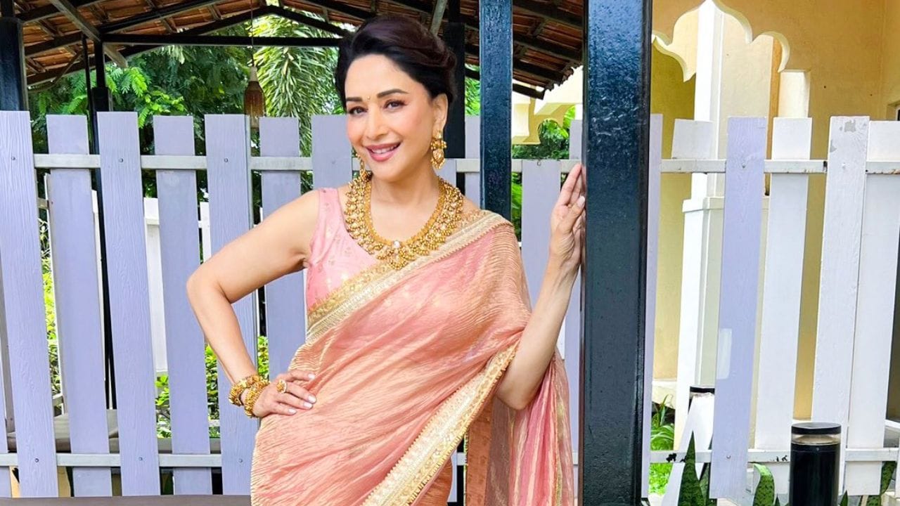 Madhuri Dixit: ঘুম থেকে উঠেই মাধুরী দীক্ষিতের হাত যায় কোন দিকে? Madhuri Dixit: ঘুম থেকে উঠেই মাধুরী দীক্ষিতের হাত যায় কোন দিকে?