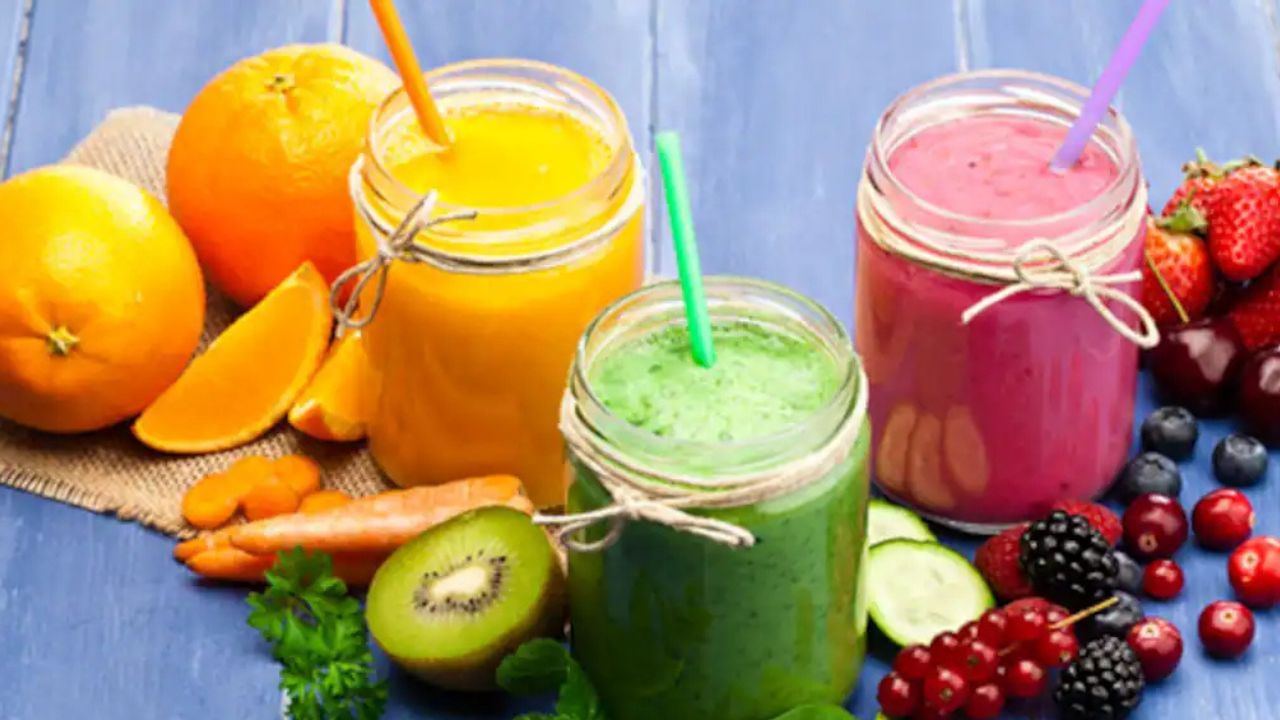 তাজা ফলের স্মুদি - মৌসুমি ফলের সঙ্গে দই, বাদামের দুধ বা বীজ মিশিয়ে বানিয়ে নিন পুষ্টিগুণে ভরা স্মুদি। কলা, বেরি, কমলার মতো ফলে প্রাকৃতিক চিনি, ফাইবার ও অ্যান্টিঅক্সিডেন্ট থাকে, যা দীর্ঘস্থায়ী শক্তি দেয়। স্মুদি রক্তে শর্করার ভারসাম্য বজায় রাখে, ফলে কফির মতো হঠাৎ শক্তি কমে যাওয়ার ঝুঁকি থাকে না।