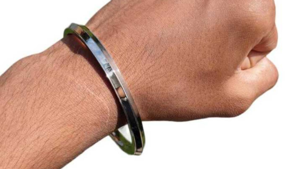 Gemstone Astrology: কেতাদুরস্ত হয়ে হাতে লোহার বালা পরে ঘুরছেন? কী প্রভাব পড়ে, কারা পরতে পারে জানেন? Gemstone Astrology: কেতাদুরস্ত হয়ে হাতে লোহার বালা পরে ঘুরছেন? কী প্রভাব পড়ে, কারা পরতে পারে জানেন?