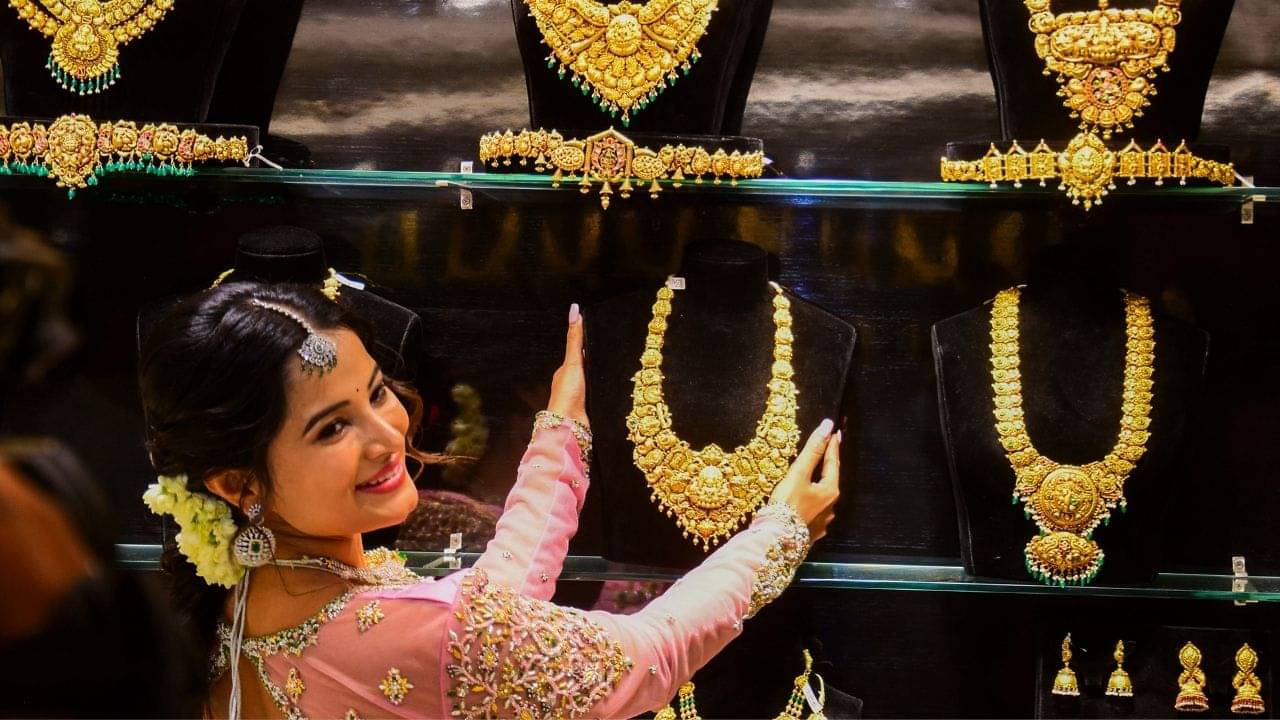 Gold Price on 10 September: ২২ ক্যারেটের সোনাও লাখ টাকা! আজ কলকাতায় সোনার দাম জানলে চমকে যাবেন