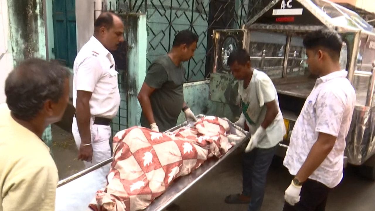 Kolkata: মেয়ের বিয়ের ২০ দিনের মাথায় গল্ফগ্রিনে বৃদ্ধের রক্তাক্ত মৃতদেহ উদ্ধার, আটক জামাই Kolkata: মেয়ের বিয়ের ২০ দিনের মাথায় গল্ফগ্রিনে বৃদ্ধের রক্তাক্ত মৃতদেহ উদ্ধার, আটক জামাই