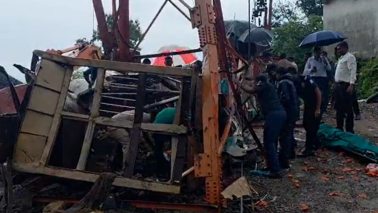 Gujarat Ropeway Accident: আচমকাই ছিঁড়ে পড়ল মাটিতে! রোপওয়ে চাপা পড়ে গুজরাটে নিহত ৬ Gujarat Ropeway Accident: আচমকাই ছিঁড়ে পড়ল মাটিতে! রোপওয়ে চাপা পড়ে গুজরাটে নিহত ৬