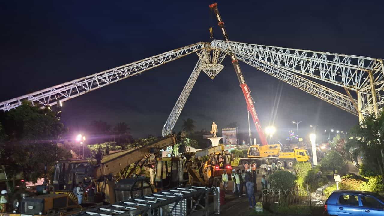 Haldia Gate: ভেঙে ফেলা হচ্ছে হলদিয়া গেট, কেন? Haldia Gate: ভেঙে ফেলা হচ্ছে হলদিয়া গেট, কেন?