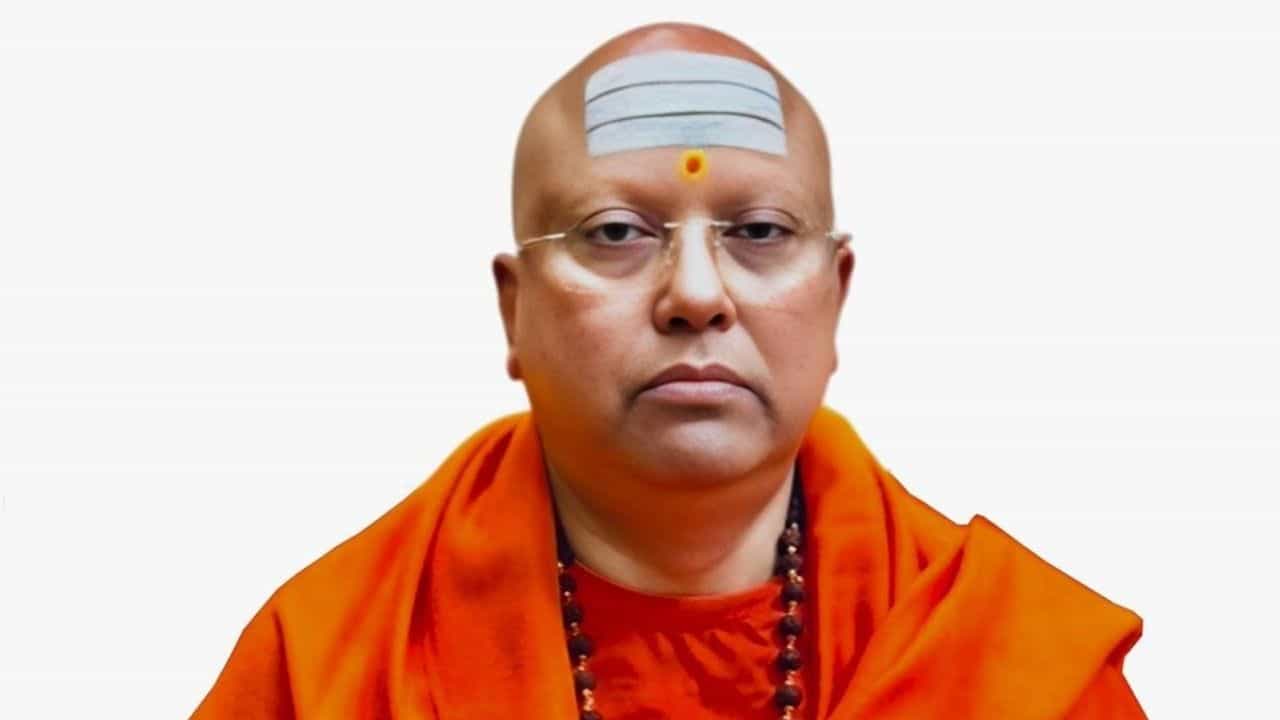 ছাত্রীদের নোংরা মেসেজ করতেন 'বাবা', শারীরিক সম্পর্কের জন্য জোর করতেন কর্মীরাই! সামনে এল বিস্ফোরক তথ্য