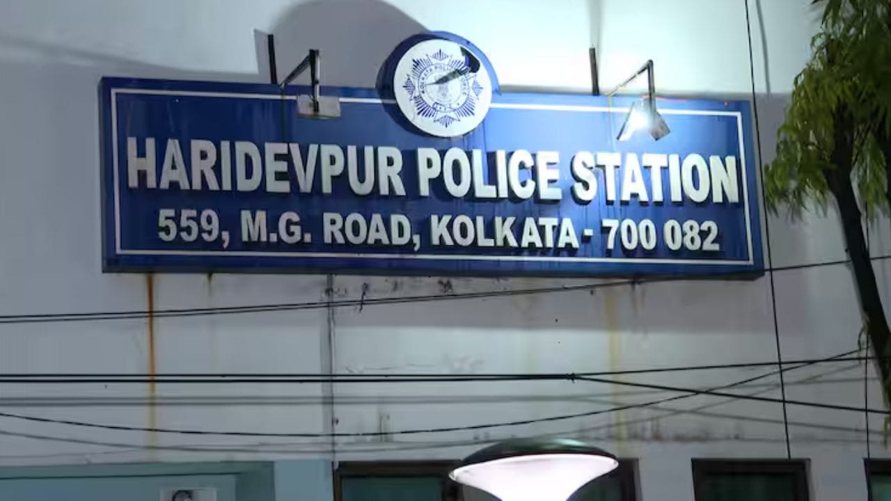 Haridevpur: হরিদেবপুরে জন্মদিনের পার্টিতে ২০ বছরের তরুণীকে গণধর্ষণের অভিযোগ, পলাতক দুই অভিযুক্ত Haridevpur: হরিদেবপুরে জন্মদিনের পার্টিতে ২০ বছরের তরুণীকে গণধর্ষণের অভিযোগ, পলাতক দুই অভিযুক্ত