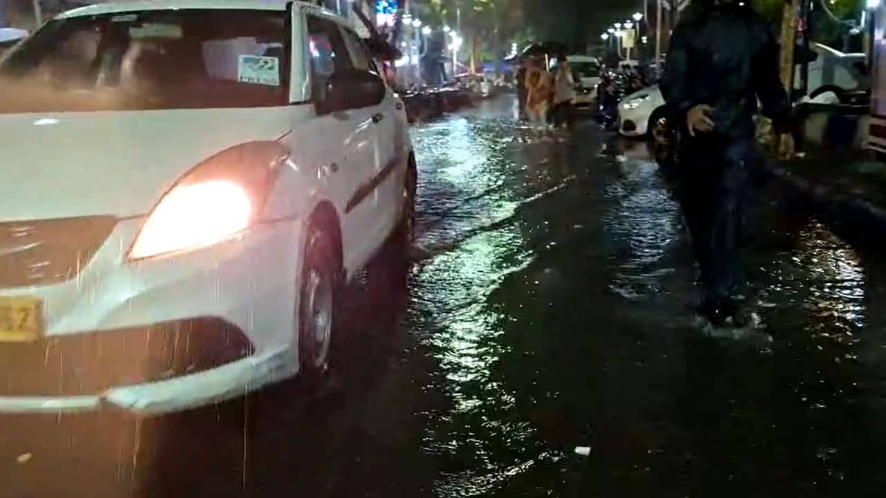 Heavy rain in Kolkata: বাংলাদেশ থেকে আচমকা হানা মেঘপুঞ্জের, চতুর্থীর সন্ধ্যাও মাটি করে দিল বৃষ্টি