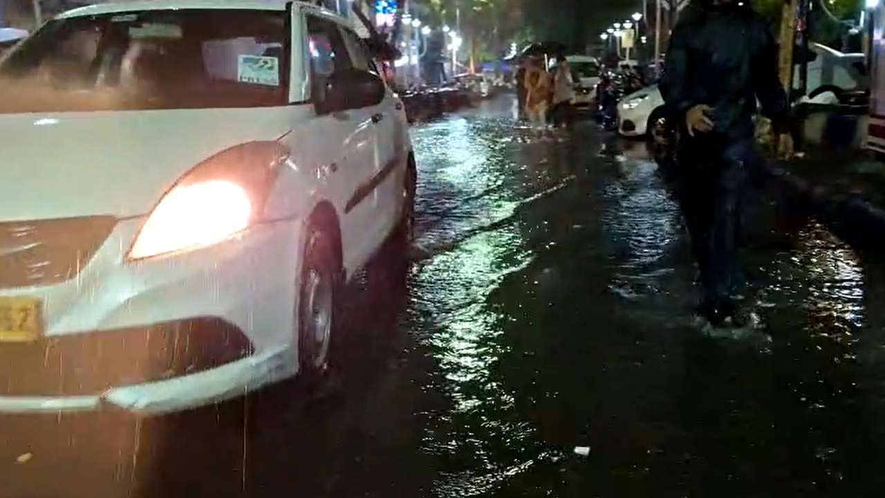 Heavy rain in Kolkata: বাংলাদেশ থেকে আচমকা হানা মেঘপুঞ্জের, চতুর্থীর সন্ধ্যাও মাটি করে দিল বৃষ্টি Heavy rain in Kolkata: বাংলাদেশ থেকে আচমকা হানা মেঘপুঞ্জের, চতুর্থীর সন্ধ্যাও মাটি করে দিল বৃষ্টি