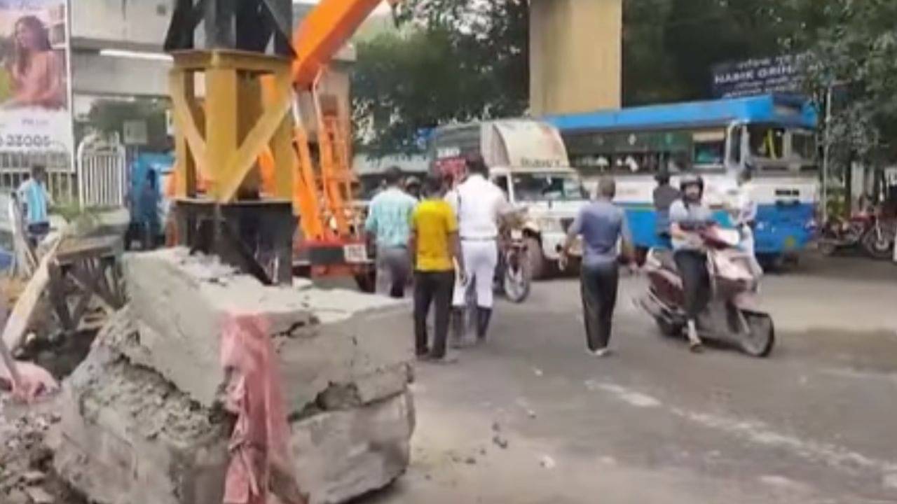 Taratala Bridge: পণ্যবাহী গাড়ির ধাক্কায় ভাঙল হাইটবার, চরম যানজট তরাতলা উড়ালপুলে