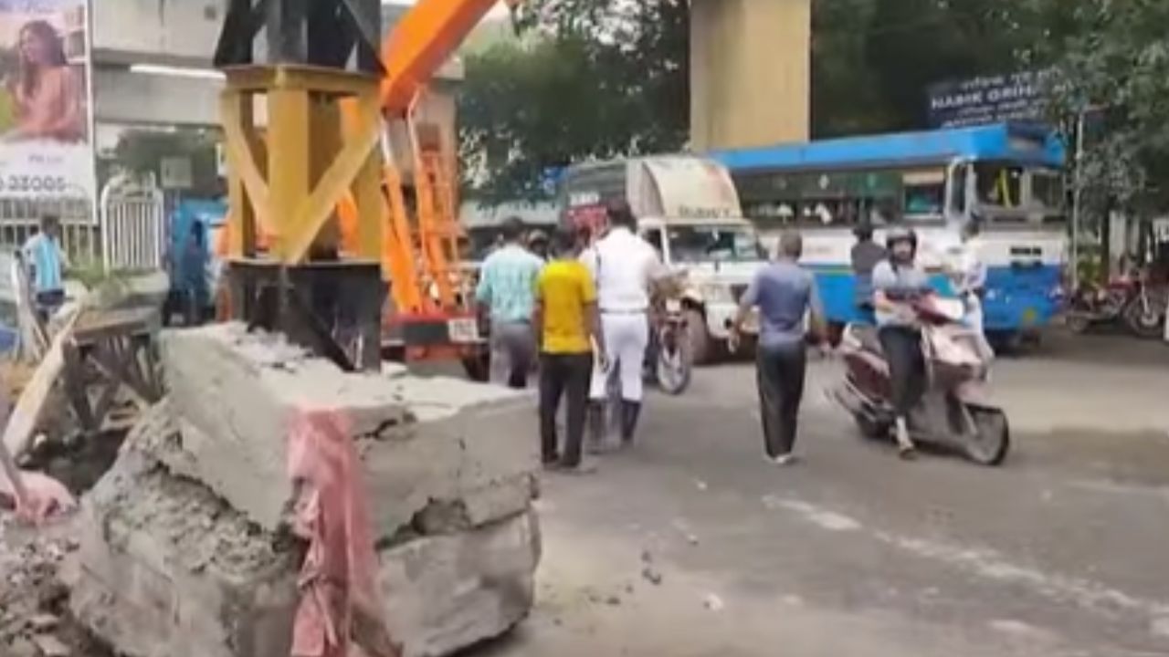 Taratala Bridge: পণ্যবাহী গাড়ির ধাক্কায় ভাঙল হাইটবার, চরম যানজট তরাতলা উড়ালপুলে Taratala Bridge: পণ্যবাহী গাড়ির ধাক্কায় ভাঙল হাইটবার, চরম যানজট তরাতলা উড়ালপুলে