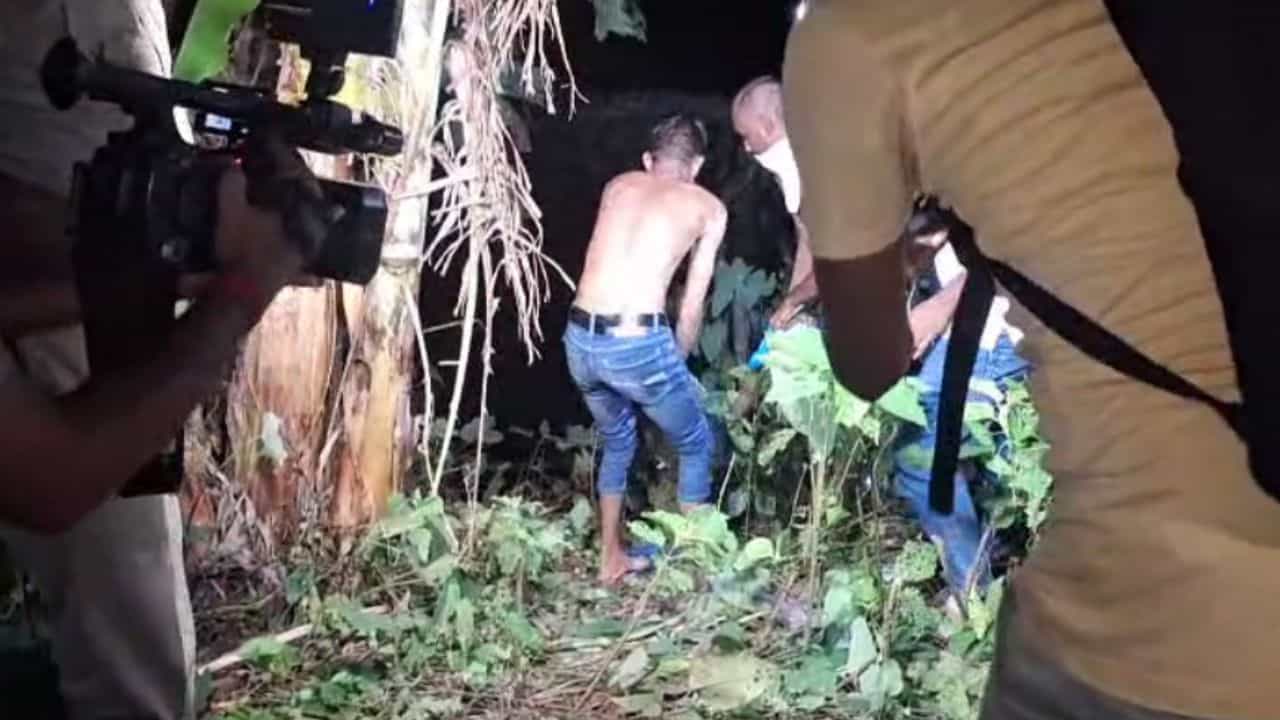 Hooghly: রাস্তায় চাপ-চাপ রক্ত, পড়েছিল দুপাটি জুতো, 'রহস্যের' গন্ধ পেল পুলিশ Hooghly: রাস্তায় চাপ-চাপ রক্ত, পড়েছিল দুপাটি জুতো, 'রহস্যের' গন্ধ পেল পুলিশ