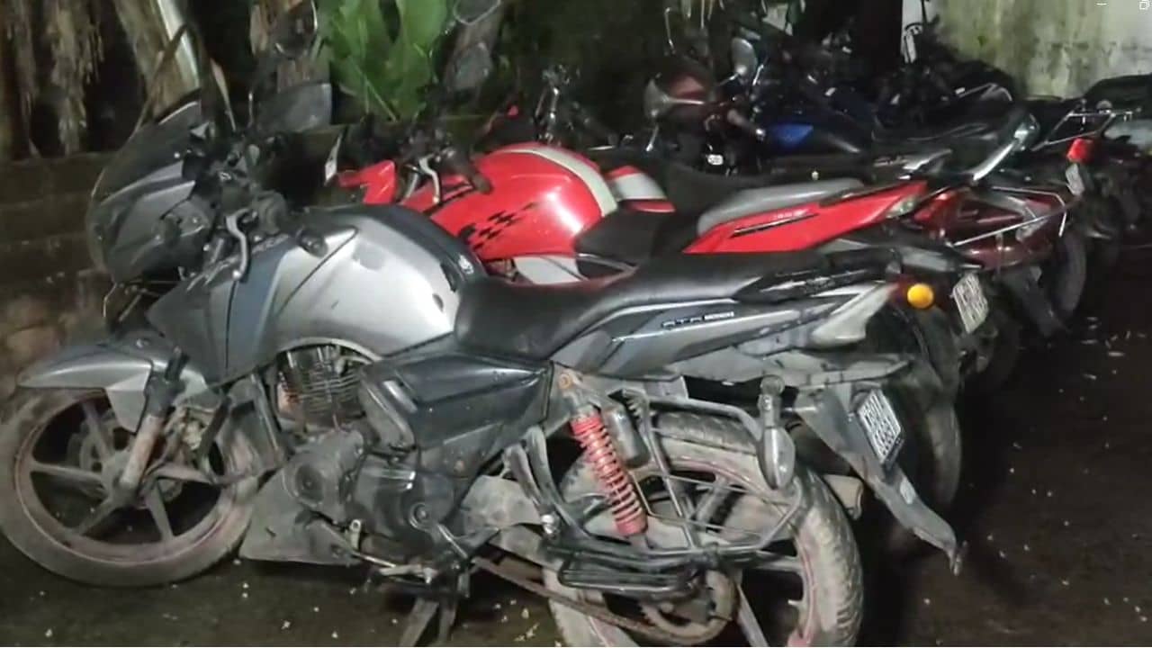 Hooghly: বাড়িতে সার দিয়ে রাখা বাইক, পুলিশ তদন্তে নামতেই ফাঁস বৃদ্ধের কীর্তি