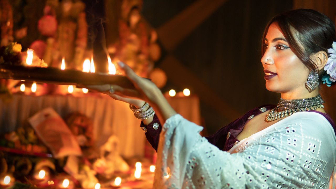 Durga Puja 2025: ওরে নবমী-নিশি, না হইও রে অবসান... মহানবমীতে কোন সাজে সকলের নজর কাড়বেন? রইল টিপস Durga Puja 2025: ওরে নবমী-নিশি, না হইও রে অবসান... মহানবমীতে কোন সাজে সকলের নজর কাড়বেন? রইল টিপস