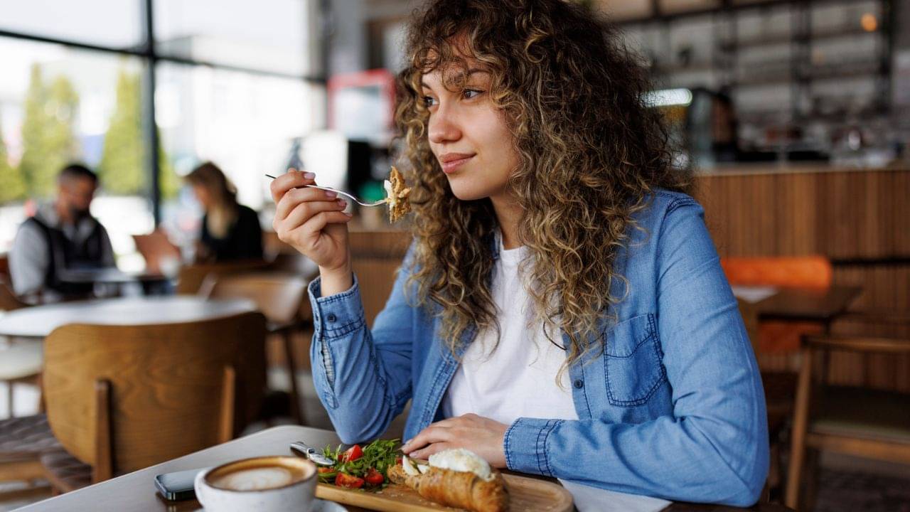Durga Puja 2025 Special: রাতভর ঠাকুর দেখে এনার্জি শেষ, পরদিন সকালে ফ্রেশ অনুভব করতে কী কী খাবেন?