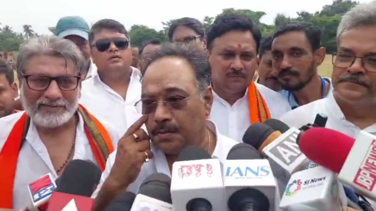 Samik Bhattacherjee: শিবপুরে শমীক ঢুকতেই তুমুল বিক্ষোভ TMC-র, গাড়ি ঘিরে চলল স্লোগান Samik Bhattacherjee: শিবপুরে শমীক ঢুকতেই তুমুল বিক্ষোভ TMC-র, গাড়ি ঘিরে চলল স্লোগান