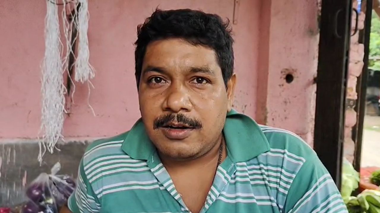 Howrah: রেশন চাল-আটা ভরা হচ্ছিল অন্য প্যাকেটে, গোডাউনে অভিযান চালাতেই পর্দা ফাঁস