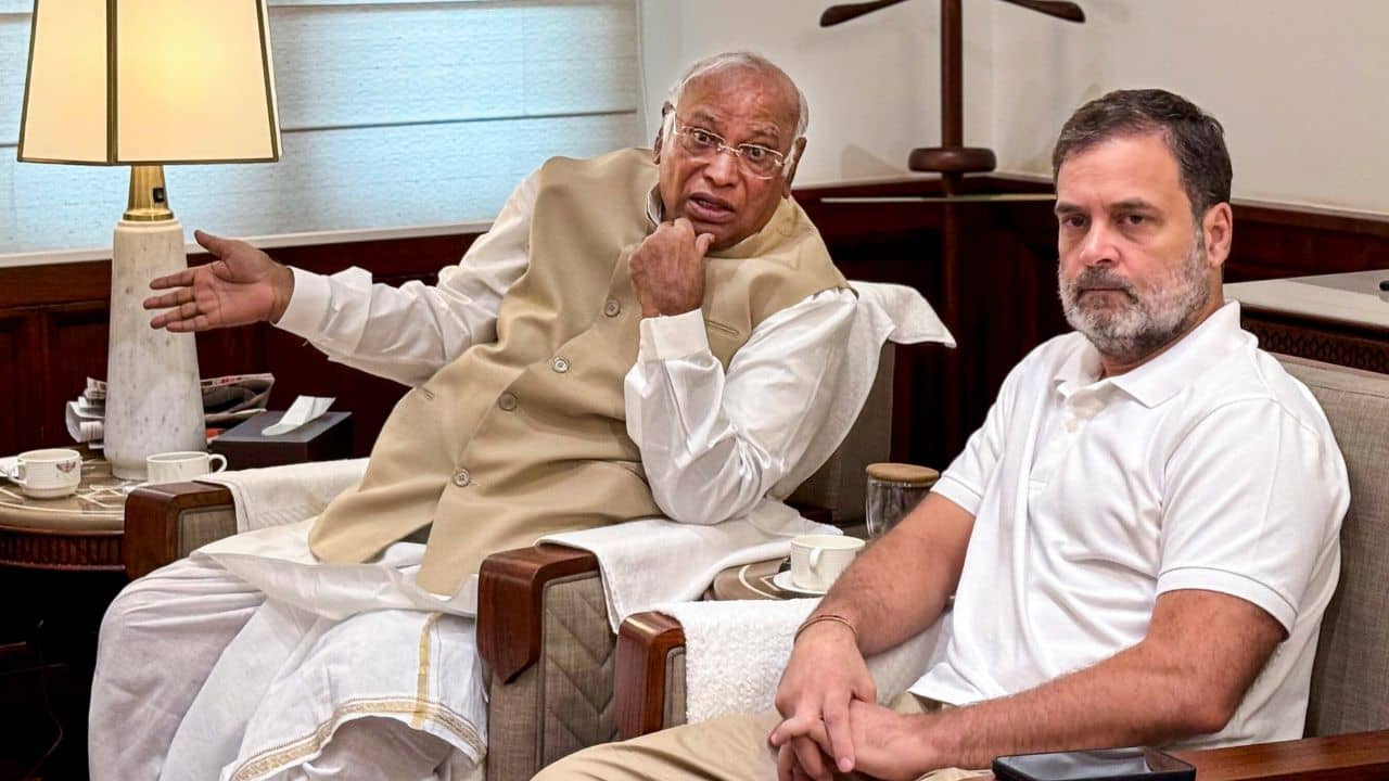 Vice Presidential Election: হবে প্রতীকী নির্বাচন! উপরাষ্ট্রপতি ভোটের আগে সাংসদদের শিখিয়ে-পড়িয়ে নিতে চায় ইন্ডিয়া নেতারা