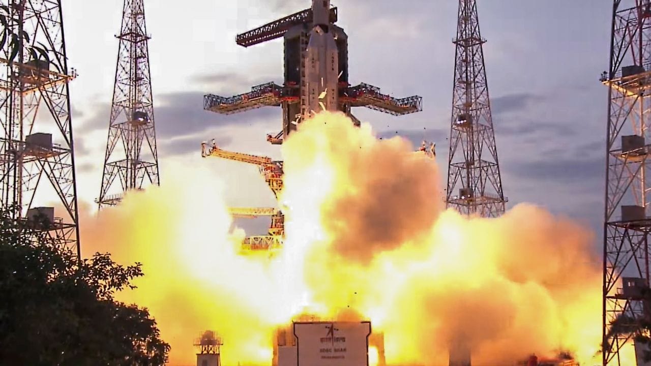 ISRO: স্যাটেলাইট তৈরিতে বিপ্লব ভারতে, খরচ ৭০০ টাকা, তৈরিতে স্কুল-কলেজ পড়ুয়ারা! ISRO: স্যাটেলাইট তৈরিতে বিপ্লব ভারতে, খরচ ৭০০ টাকা, তৈরিতে স্কুল-কলেজ পড়ুয়ারা!