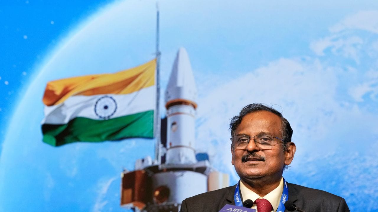 ISRO News: মানুষ নয়, গগনযান চড়ে মহাকাশে যাবে 'অর্ধমানব', জানালেন ISRO কর্তা ISRO News: মানুষ নয়, গগনযান চড়ে মহাকাশে যাবে 'অর্ধমানব', জানালেন ISRO কর্তা