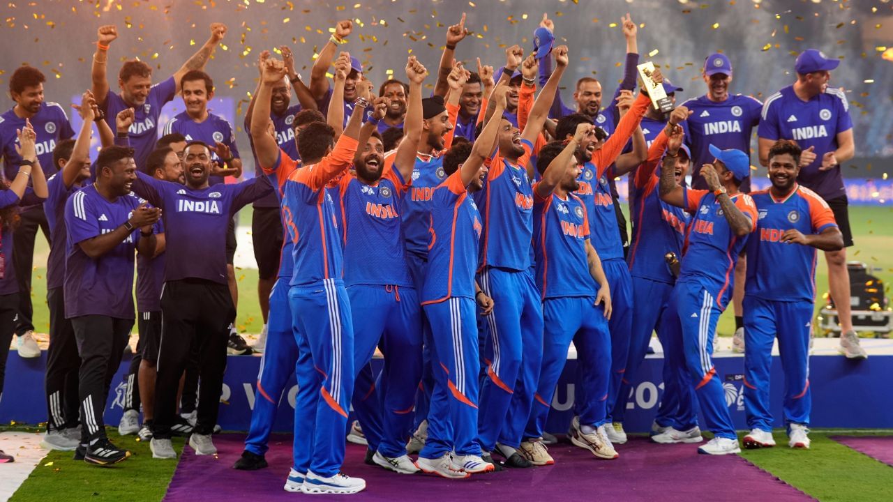 IND vs PAK Final: নাক কাটা গেল পাক মন্ত্রীর! ট্রফিই নিল না চ্যাম্পিয়ন ভারত IND vs PAK Final: নাক কাটা গেল পাক মন্ত্রীর! ট্রফিই নিল না চ্যাম্পিয়ন ভারত