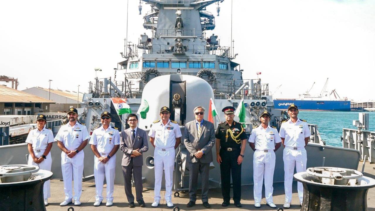 Indian Navy: ৮০ হাজার কোটি ব্যয়ে ব্যাঙের মতো যুদ্ধজাহাজ বানাতে চলেছে ভারতীয় নৌবাহিনী