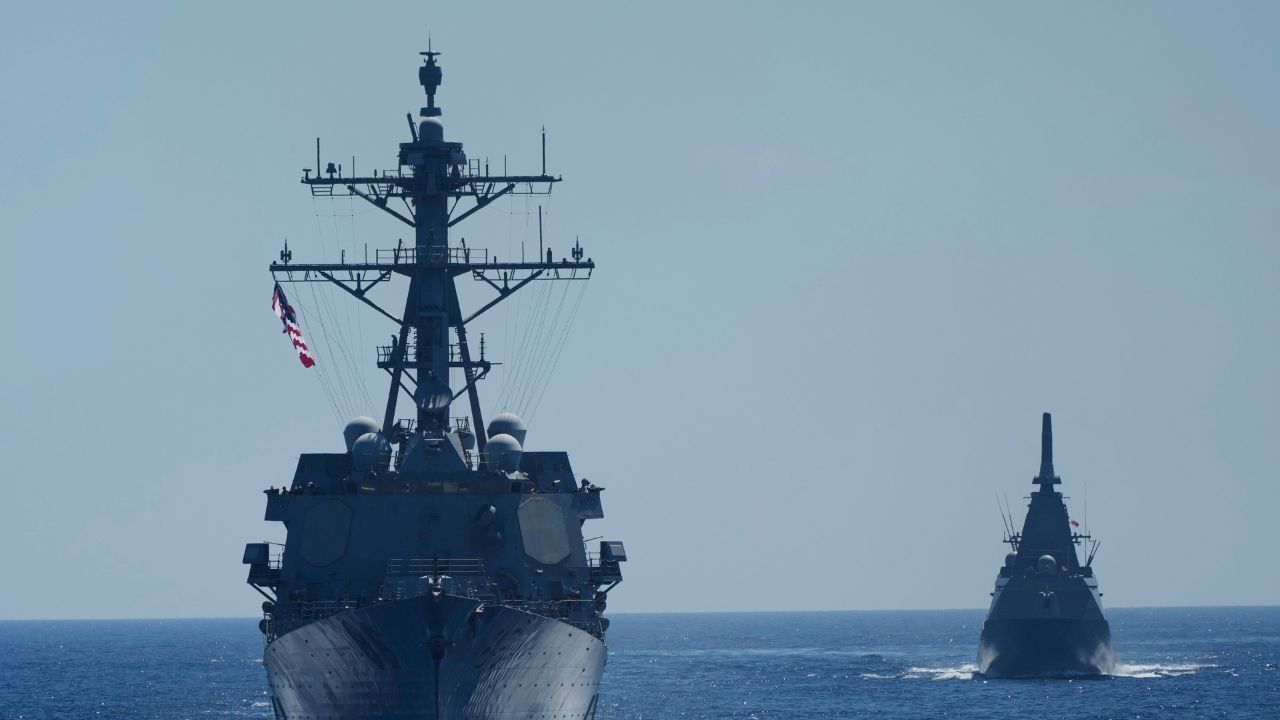 Indian Navy: চিনের দাবি করা সাগরে মহড়া করে চমকে দিল ভারত নৌসেনা! Indian Navy: চিনের দাবি করা সাগরে মহড়া করে চমকে দিল ভারত নৌসেনা!