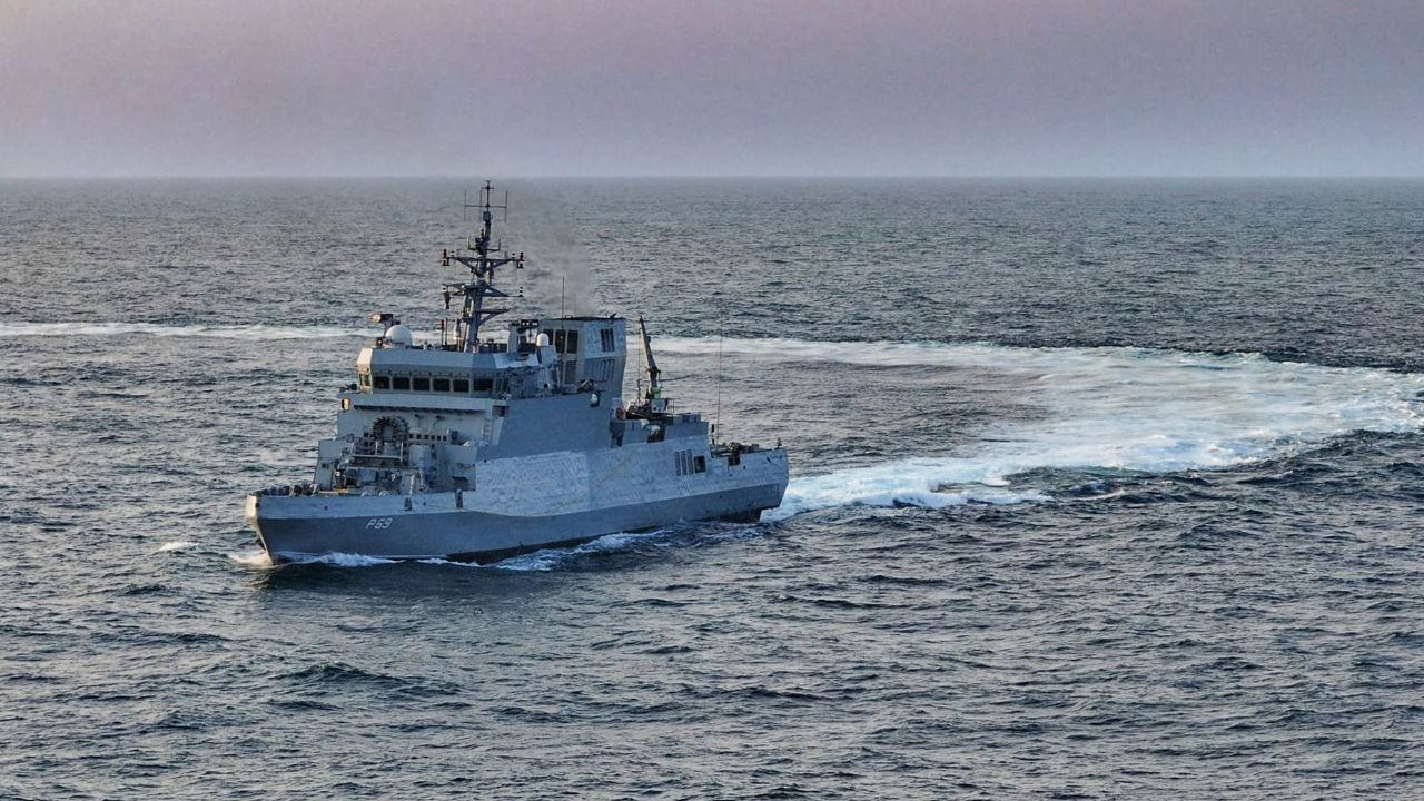 Indian Navy, GRSE: বিদেশি প্রযুক্তি অতীত, গার্ডেন রিচে তৈরি হচ্ছে যুদ্ধজাহাজ, নৌসেনার ভরসা দেশীয় প্রযুক্তিতেই! Indian Navy, GRSE: বিদেশি প্রযুক্তি অতীত, গার্ডেন রিচে তৈরি হচ্ছে যুদ্ধজাহাজ, নৌসেনার ভরসা দেশীয় প্রযুক্তিতেই!